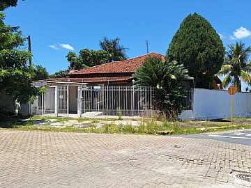 AMPLA CASA DE ESQUINA COM PISCINA